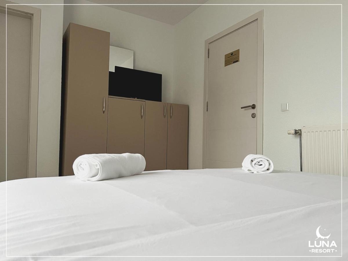 Luna Resort Печ Екстериор снимка