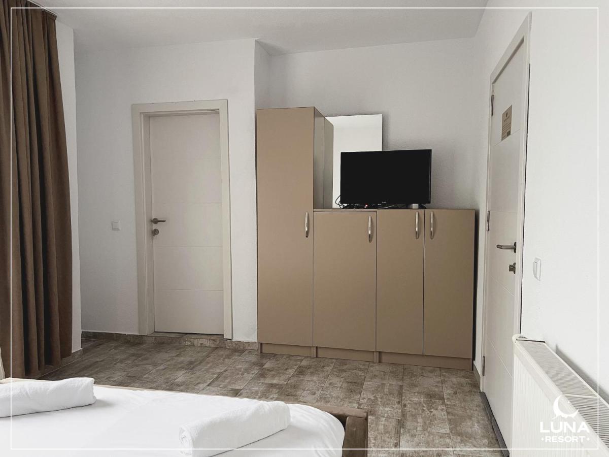 Luna Resort Печ Екстериор снимка