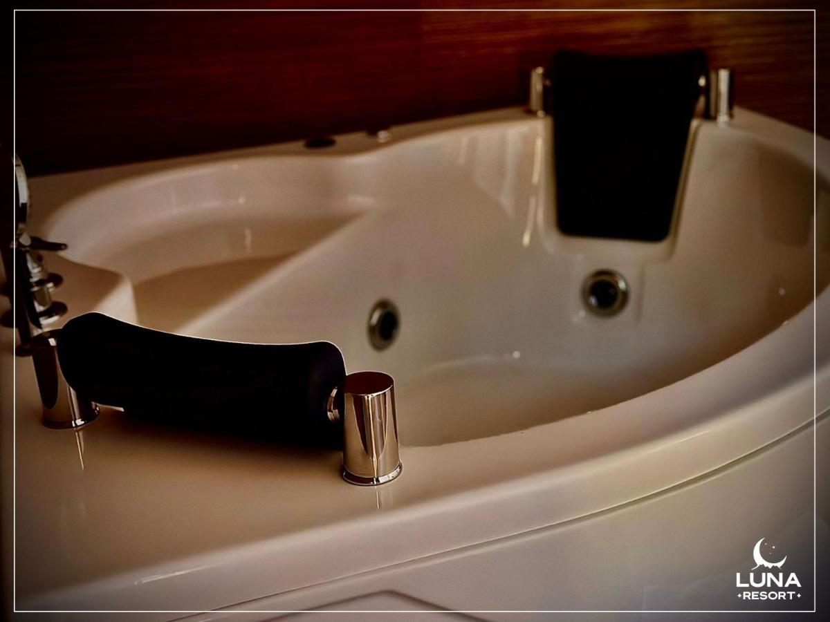 Luna Resort Печ Екстериор снимка