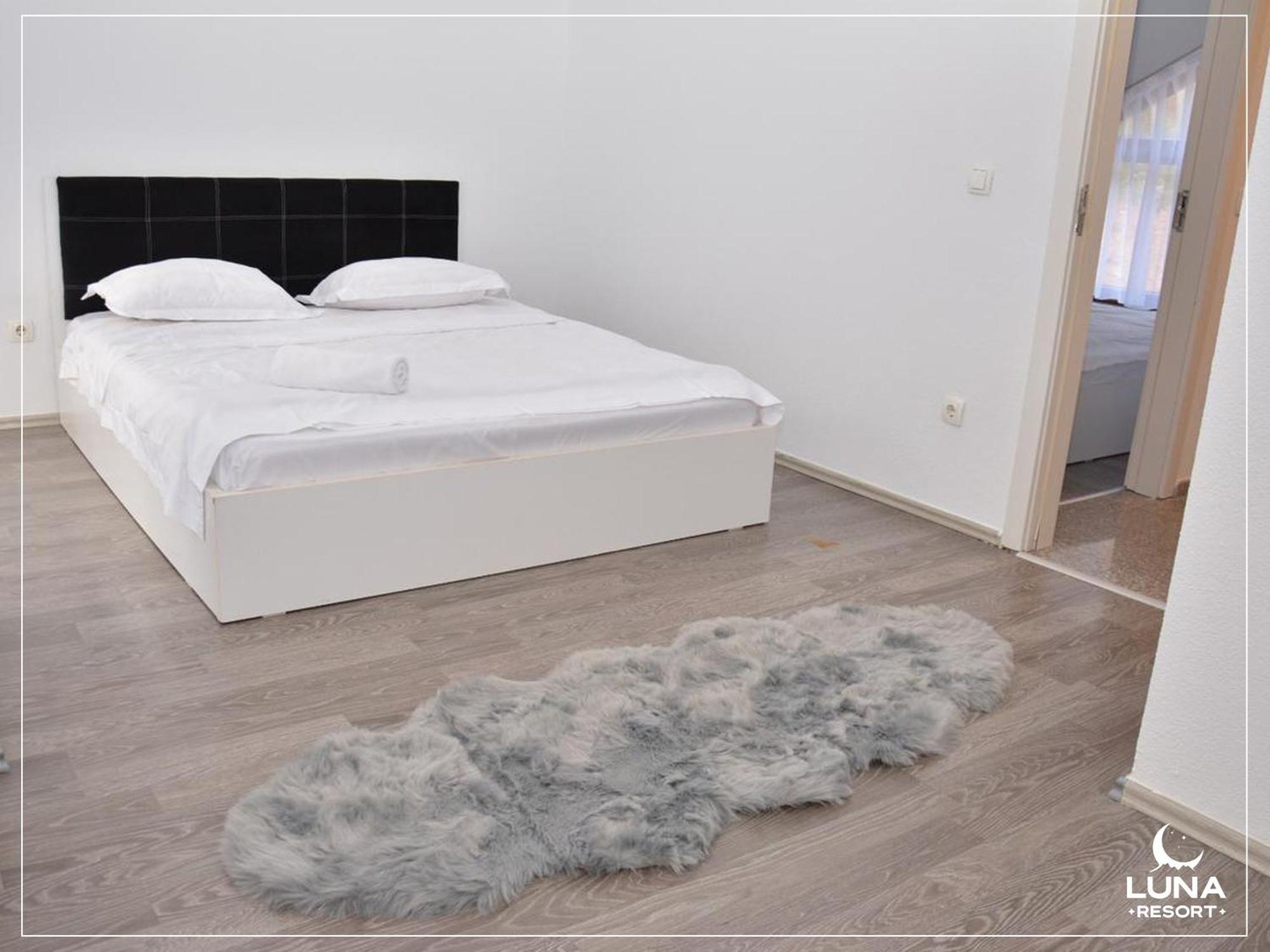 Luna Resort Печ Екстериор снимка