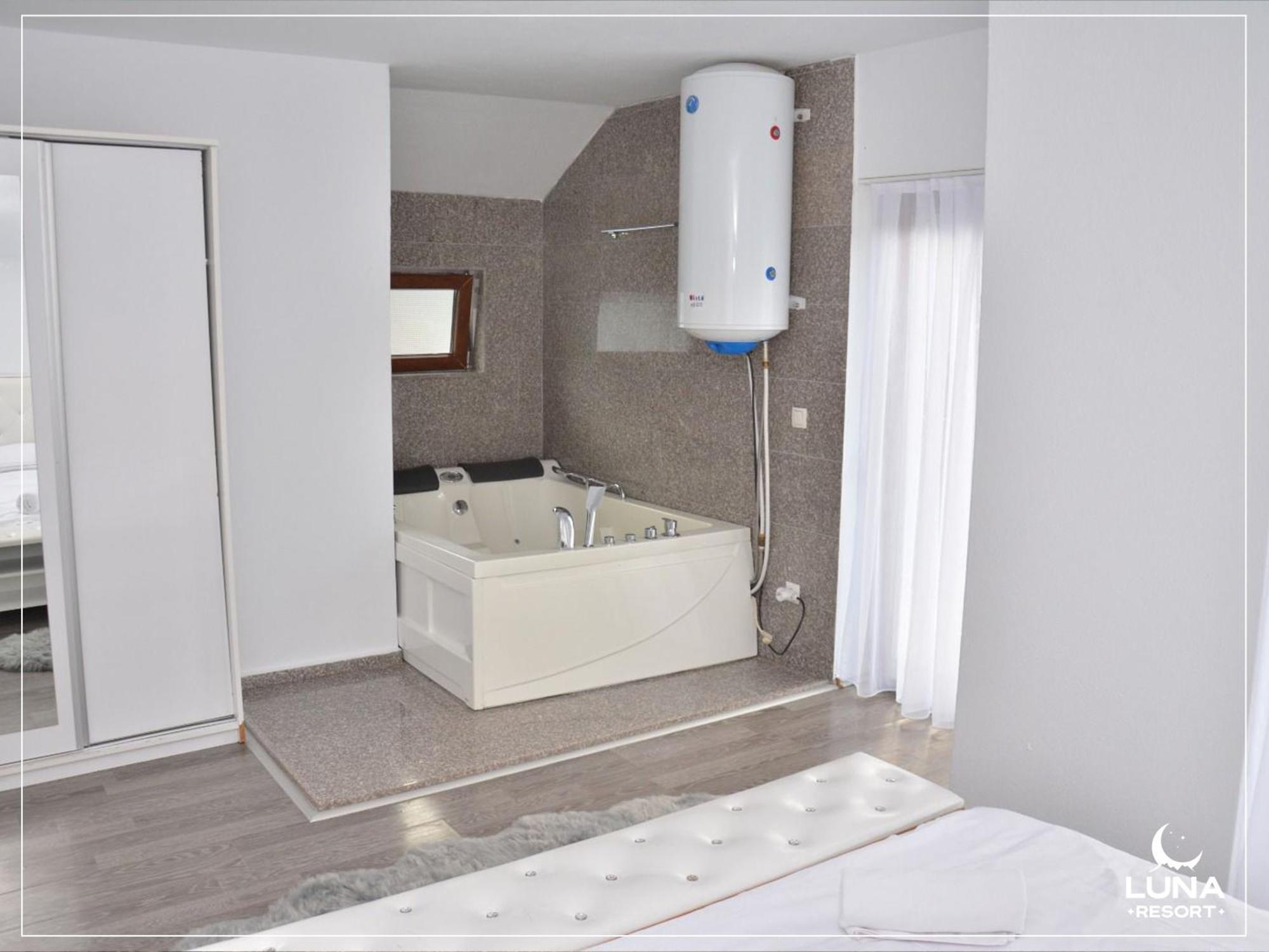 Luna Resort Печ Екстериор снимка