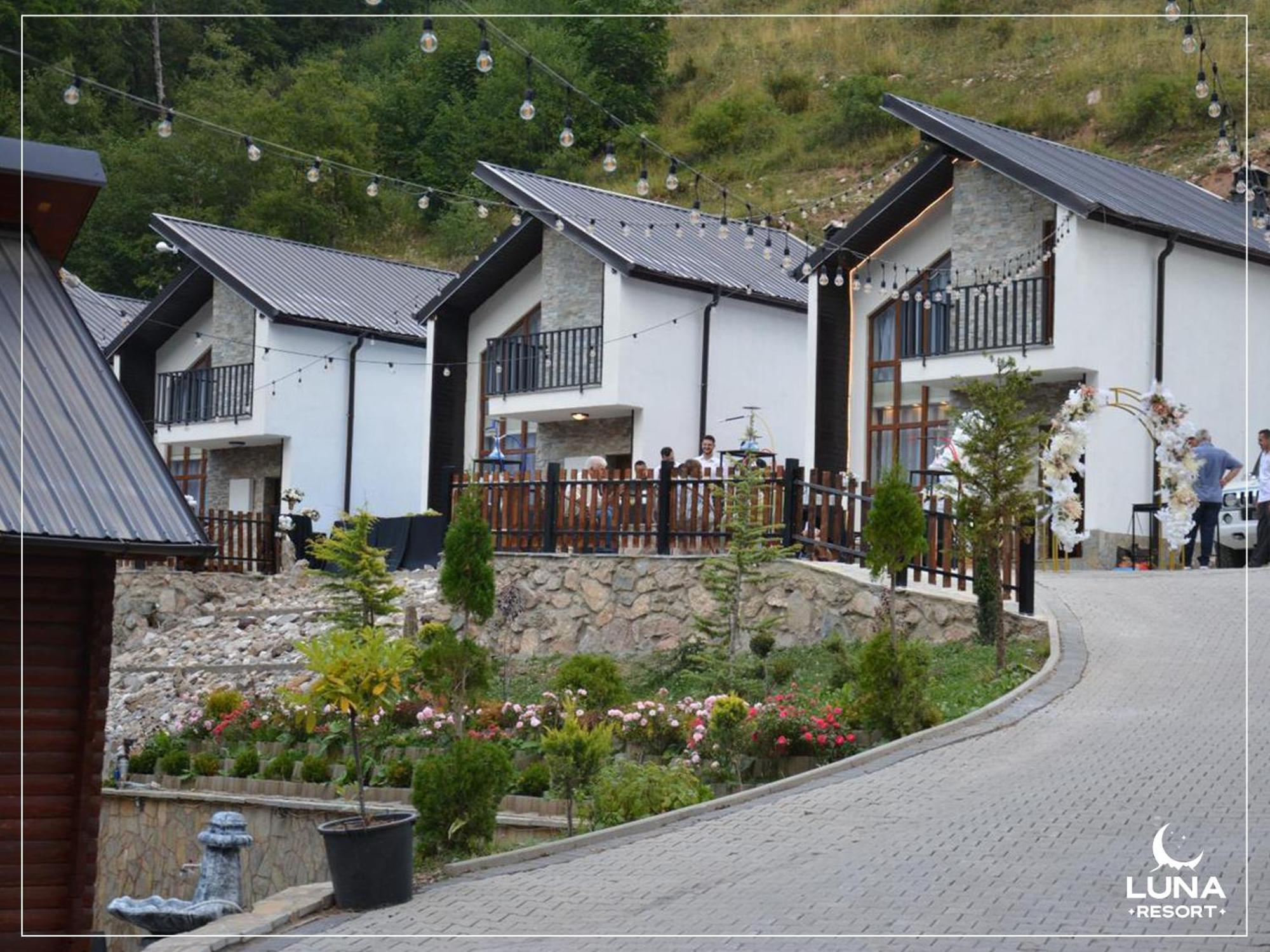 Luna Resort Печ Екстериор снимка